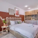Stylish With Balcony & Sea Views Apartamento