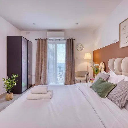 Stylish With Balcony & Sea Views *