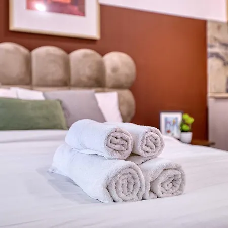 Stylish With Balcony & Sea Views Apartamento