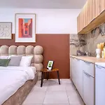Stylish With Balcony & Sea Views Слима