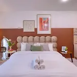 Stylish With Balcony & Sea Views Lejlighed *