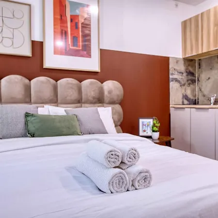 Stylish With Balcony & Sea Views شقة