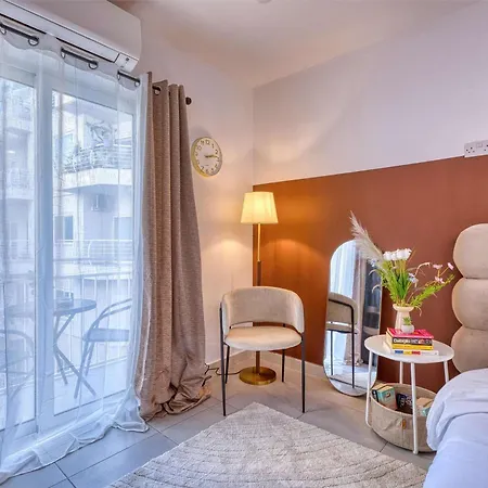 Stylish With Balcony & Sea Views شقة