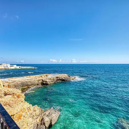 Stylish With Balcony & Sea Views شقة *