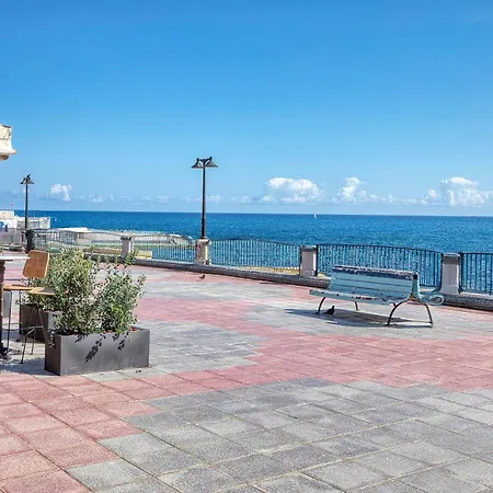 Stylish With Balcony & Sea Views شقة *