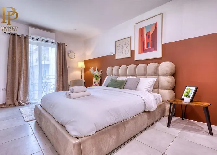 Stylish With Balcony & Sea Views