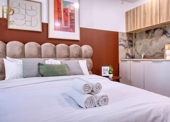Stylish With Balcony & Sea Views Apartment