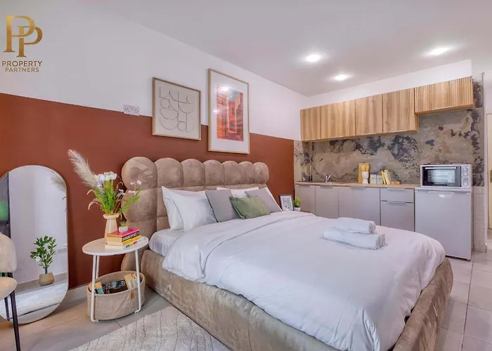 Stylish With Balcony & Sea Views Apartment