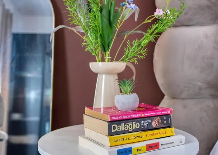 Stylish With Balcony & Sea Views Apartment