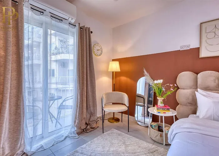 Stylish With Balcony & Sea Views Lägenhet