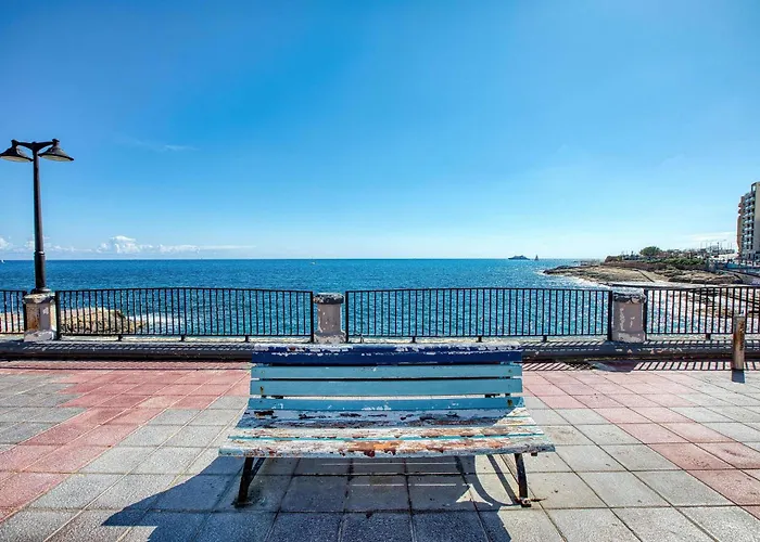 Stylish With Balcony & Sea Views Lägenhet