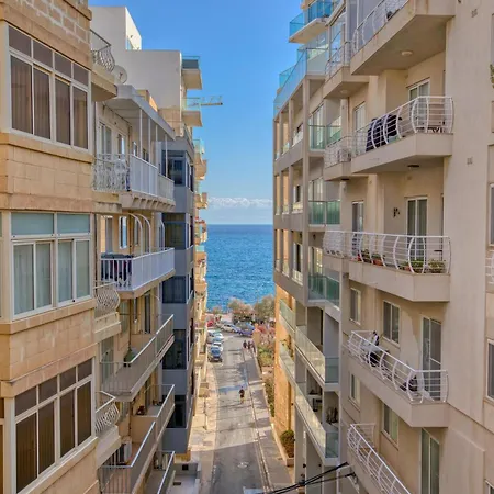 Stylish With Balcony & Sea Views アパート スリーマ