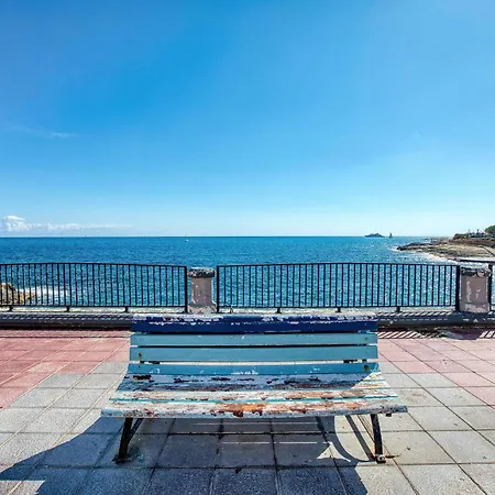 Stylish With Balcony & Sea Views アパート